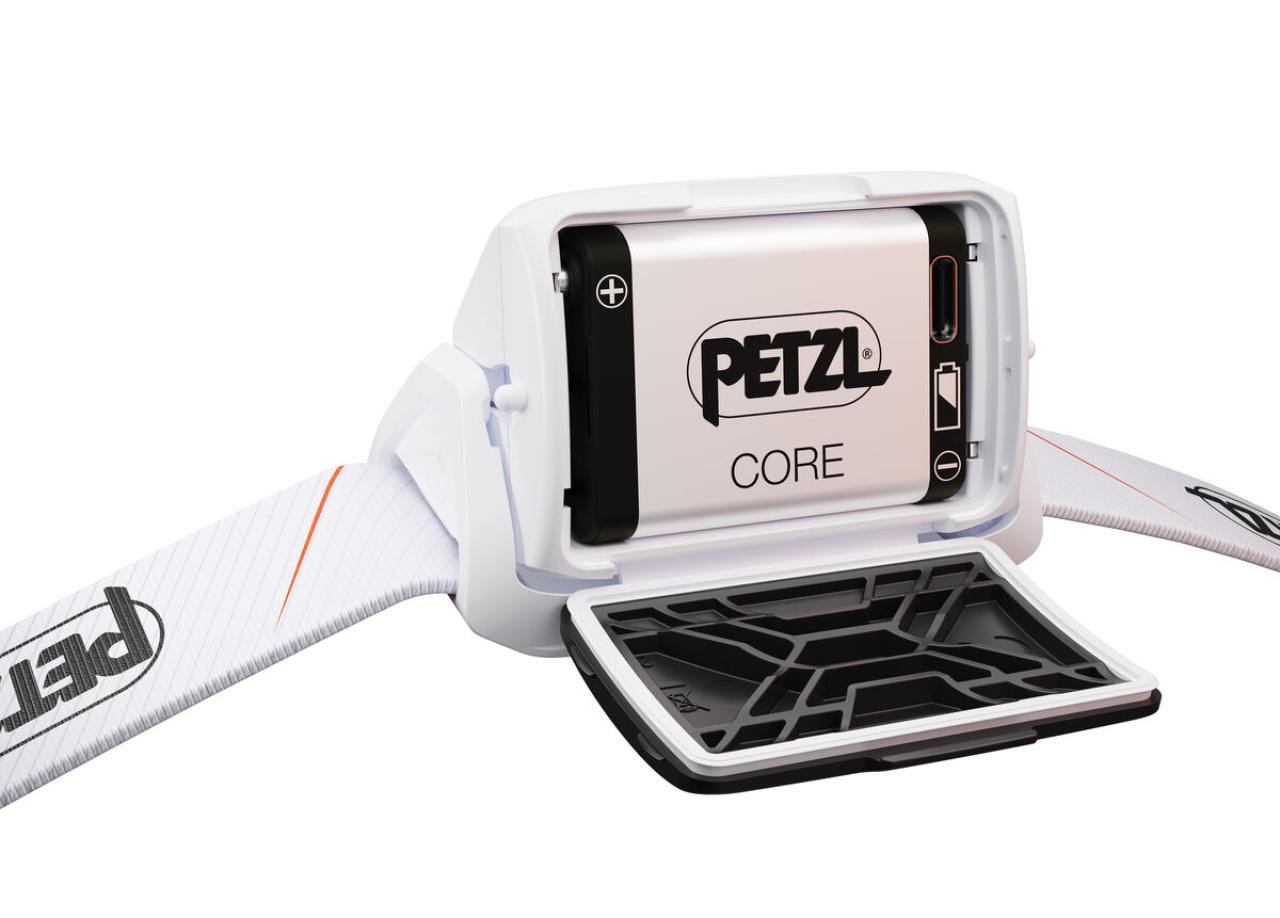 PETZL TIKKA CORE bílá model 2025