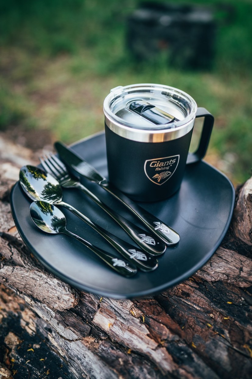 GIANTS FISHING SET NÁDOBÍ - TERMO HRNEK + SADA PŘÍBORŮ + TALÍŘ
