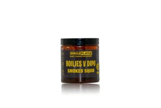 SINGLEPLAYER Boilies v dipu Smoked Squid 150g 20 mm
