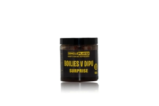 SINGLEPLAYER Boilies v dipu SURPRISE 150g 20mm