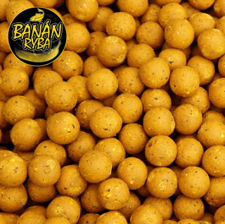 BLACK CARP Boilies Banán Ryba 1kg 24 mm